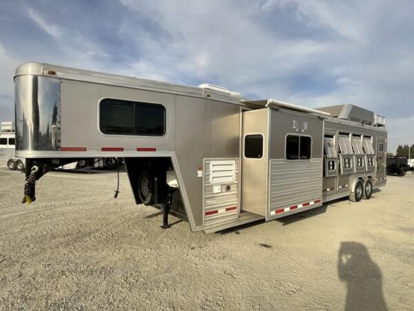 2014 Logan Coach RAZ4GNHDLQ 40′ 4 horse Razor GN Horse Trailer**WITH WALK IN CLOSET