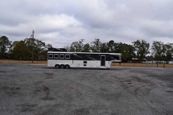 2021-lakota-bighorn-8418glqug-4-horse-trailer-with-18-short-wall.jpeg 2021 Lakota Bighorn 8418GLQUG 4 Horse Trailer with 18′ Short Wall
